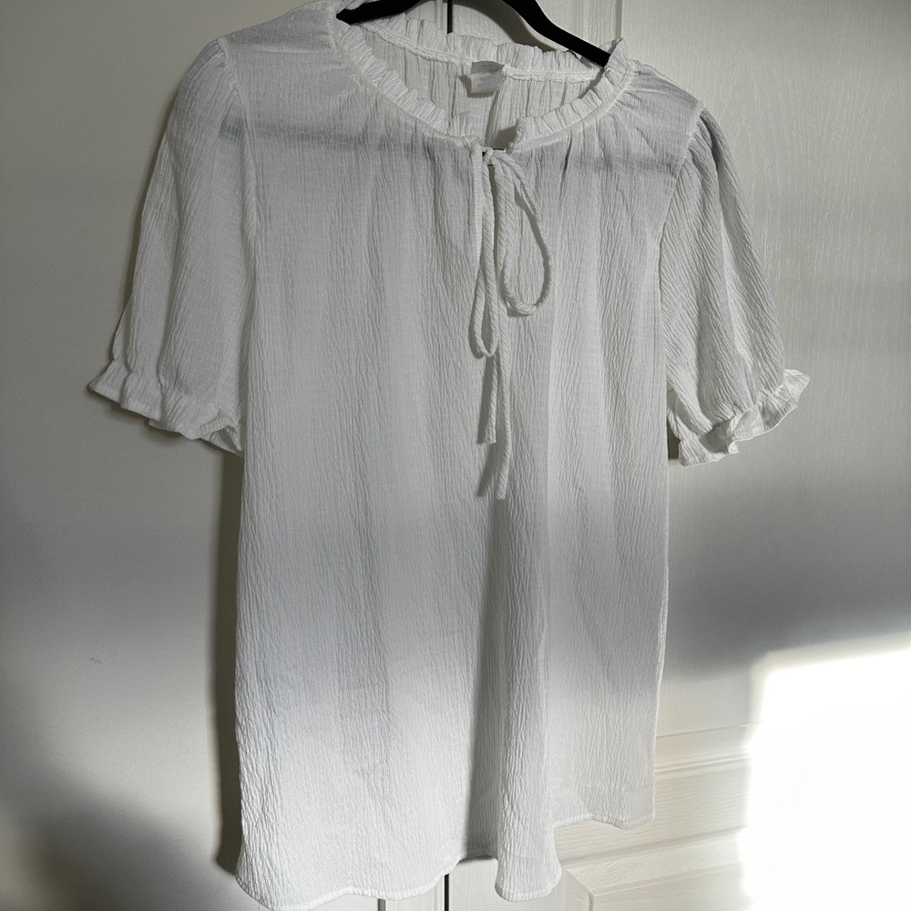 Maternity blouse with front tie and puckered sleeves